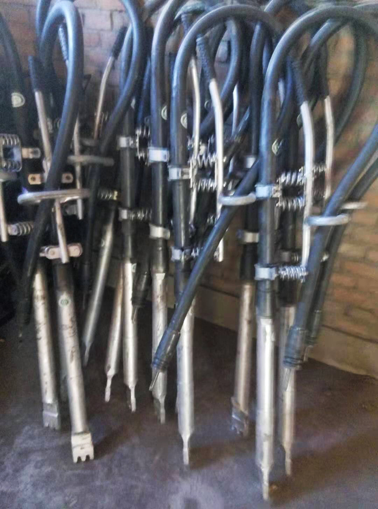 ND-4X4型一(yi)拖四内(nei)燃軟軸(zhóu)高頻搗(dao)固機