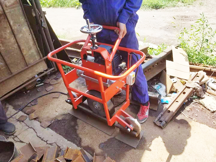 FMG-3.0型内燃(ran)槽型軌(guǐ)仿形打(da)磨機